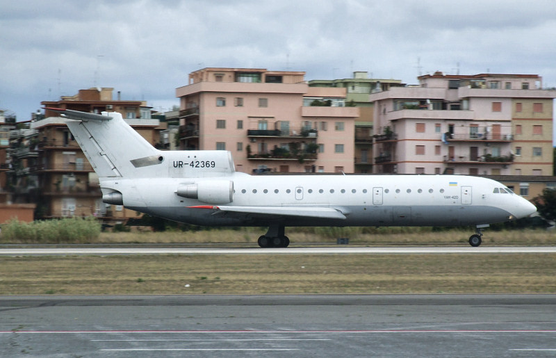 Yak-42(B).jpg
