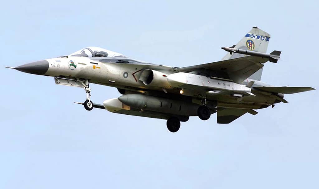 A Wan Chien missile (right) carried on Taiwan’s F-CK-1A fighter aircraft. Photo: Wikipedia