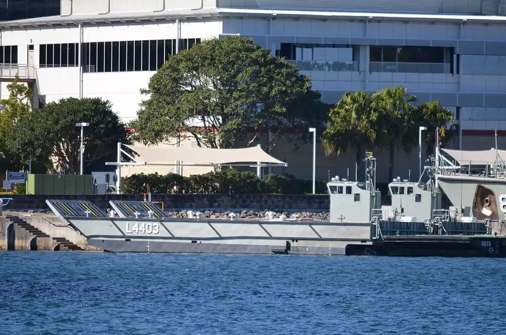 LLC_(LHD_Landing_Craft)_(C).jpg