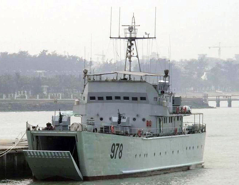 Type_079_landing_ship_medium(A).jpg