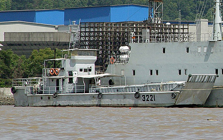 Type_067_utility_landing_craft(B).jpg