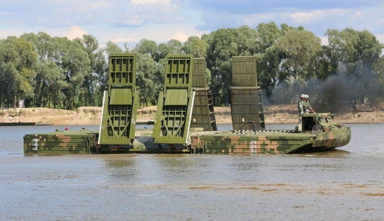 GZM-003_Self-propelled_Pontoon_Bridge_(CC).jpg