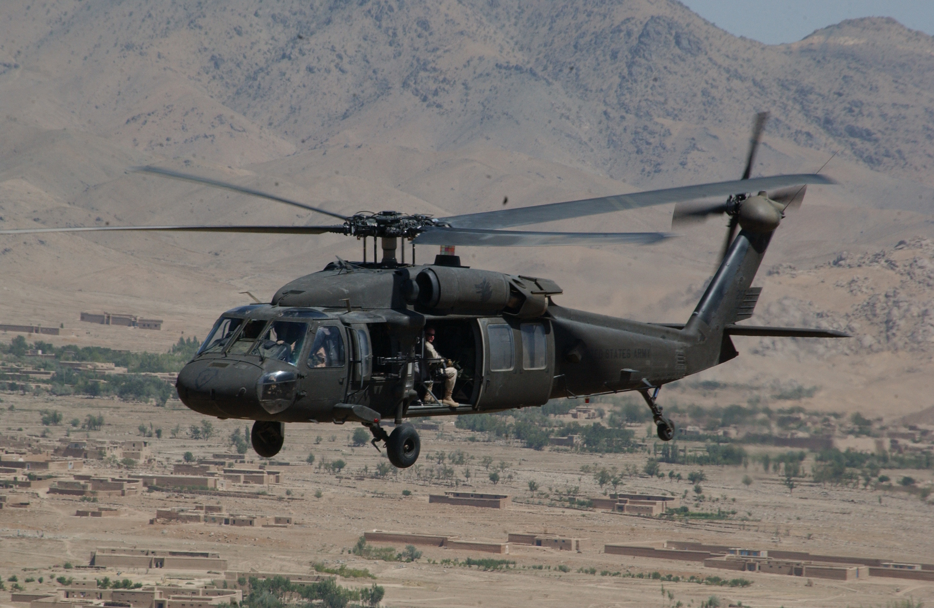 UH-60_Black_Hawk_(E).jpg
