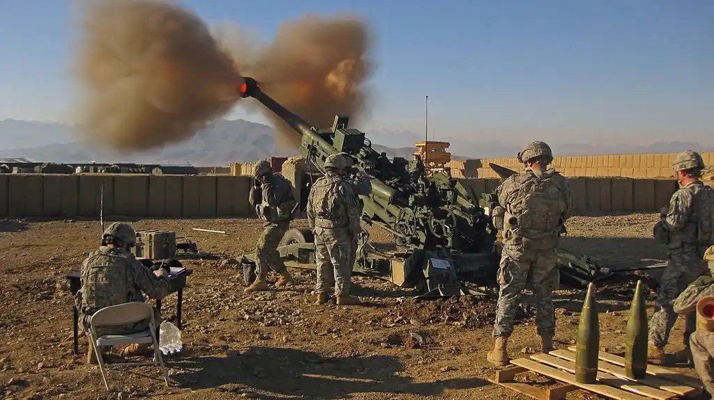 M777_British_155mm_(CC).jpg