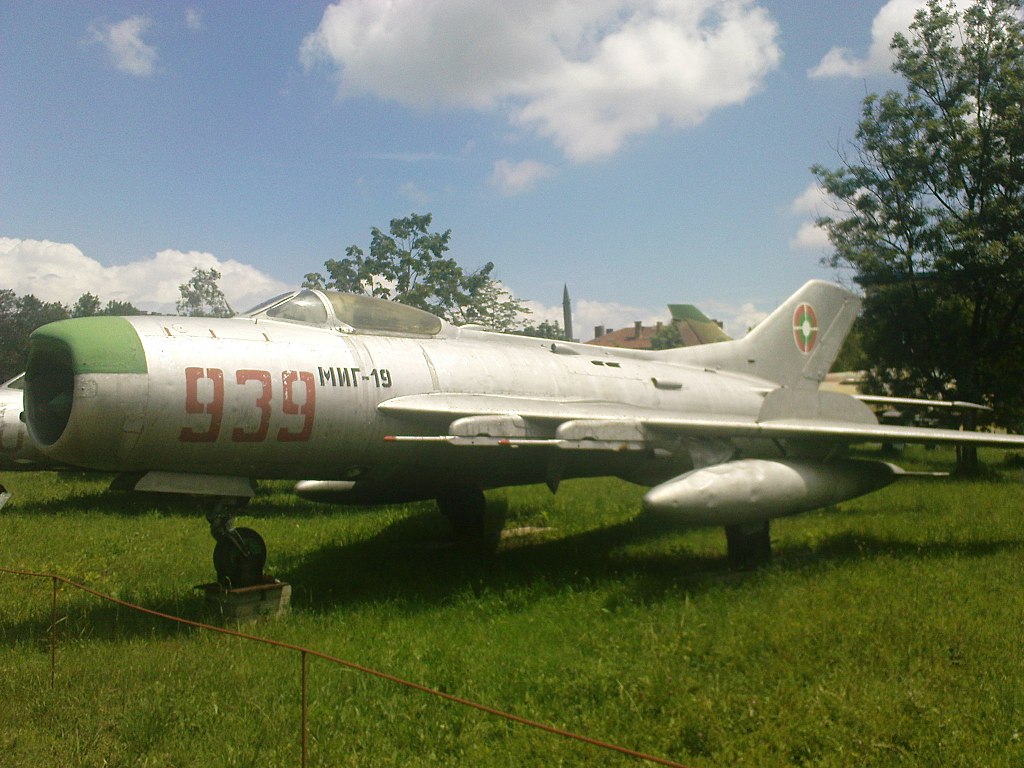 Mikoyan-Gurevich_MiG-19(A).jpg