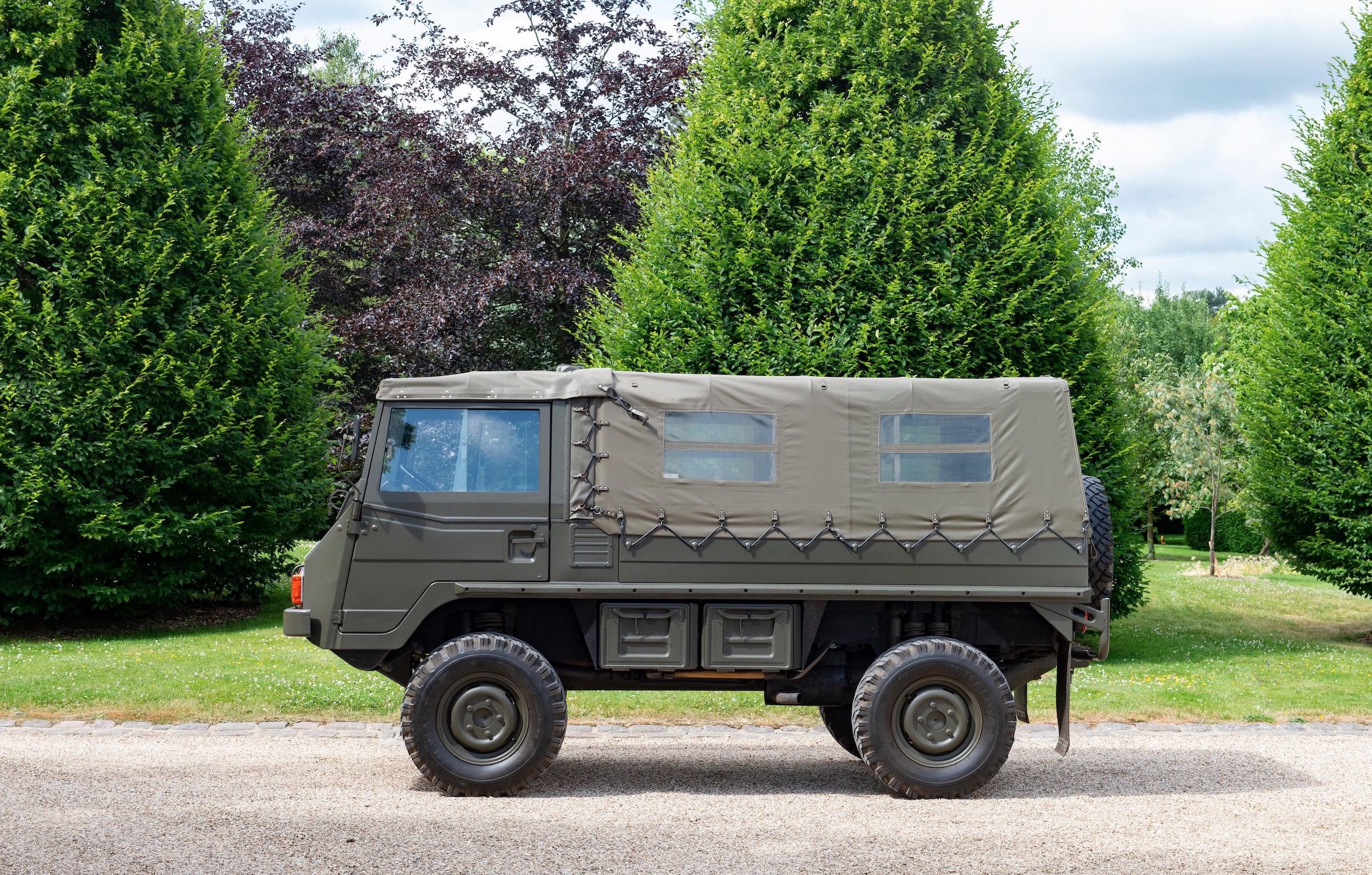 Pinzgauer_4x4(C).jpg