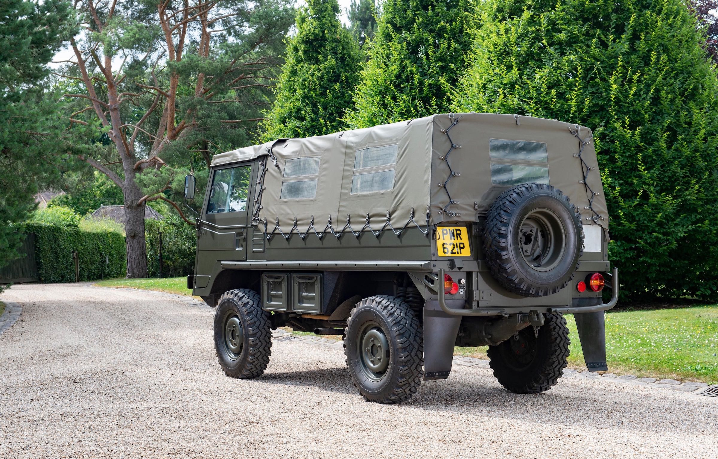Pinzgauer_4x4(B).jpg
