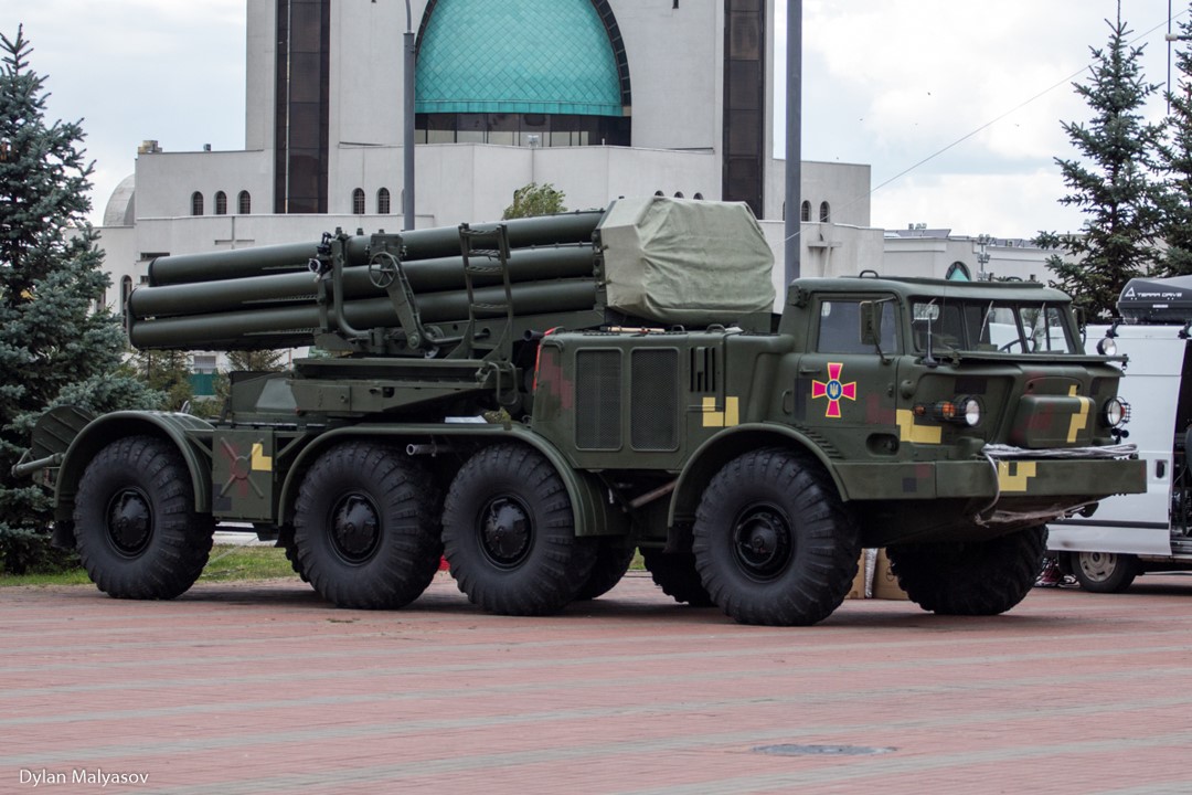 BM-27_Uragan_(9K57)(B).jpg