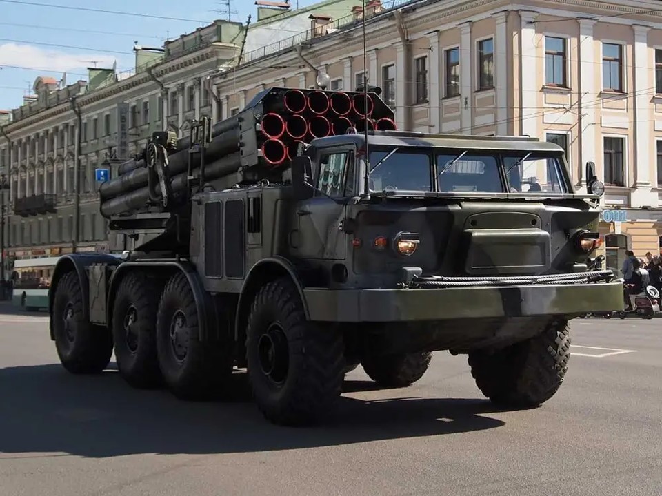 BM-27_Uragan_(9K57)(C).jpg