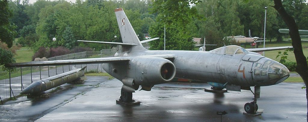 Il-28_Beagle_light_bomber(A).jpg