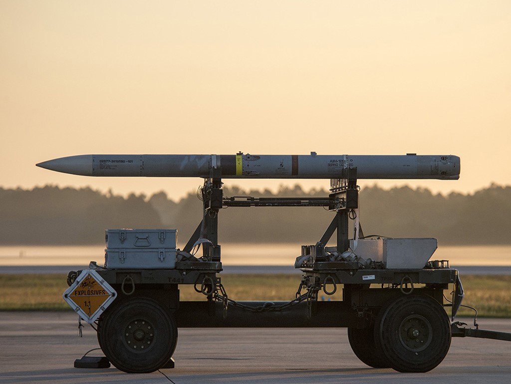 AIM-120_AMRAAM(B).jpg