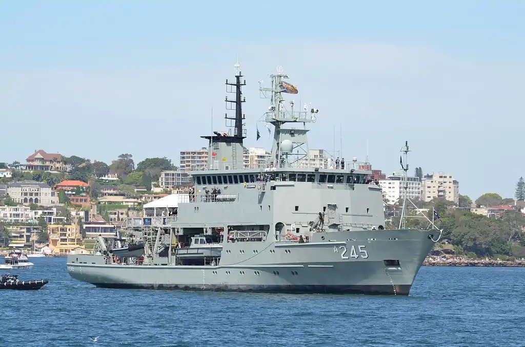 Leeuwin_Class_Australia_(A).jpg