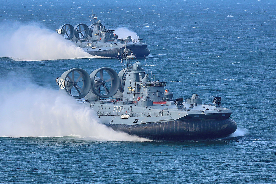 Zubr-class_LCAC(A).jpg