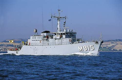 Belgian_minehunter_Aster_(M915)(A).jpg