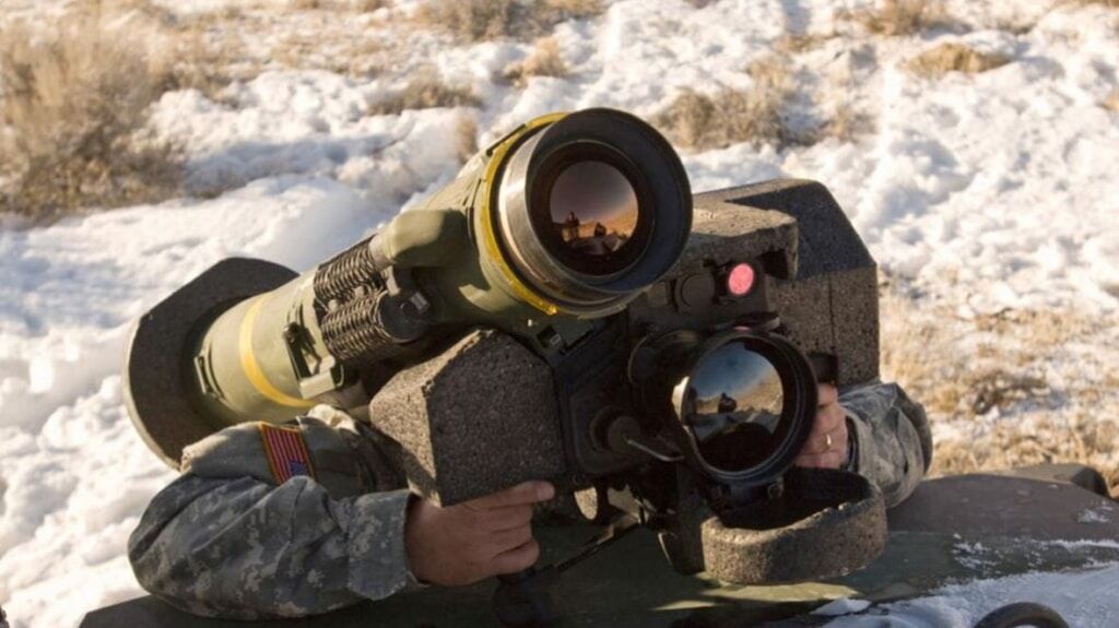 A U.S. soldier holds the Javelin weapon system. Photo: Raytheon