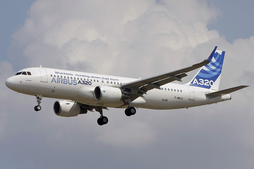 Airbus_A320_(B).jpg