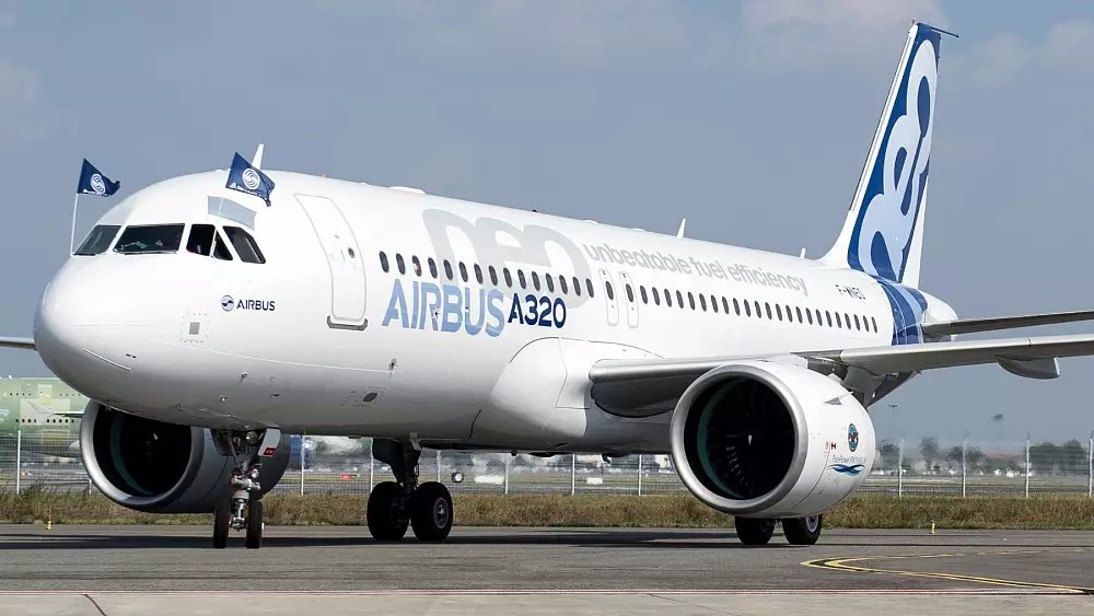 Airbus_A320_(C).jpg