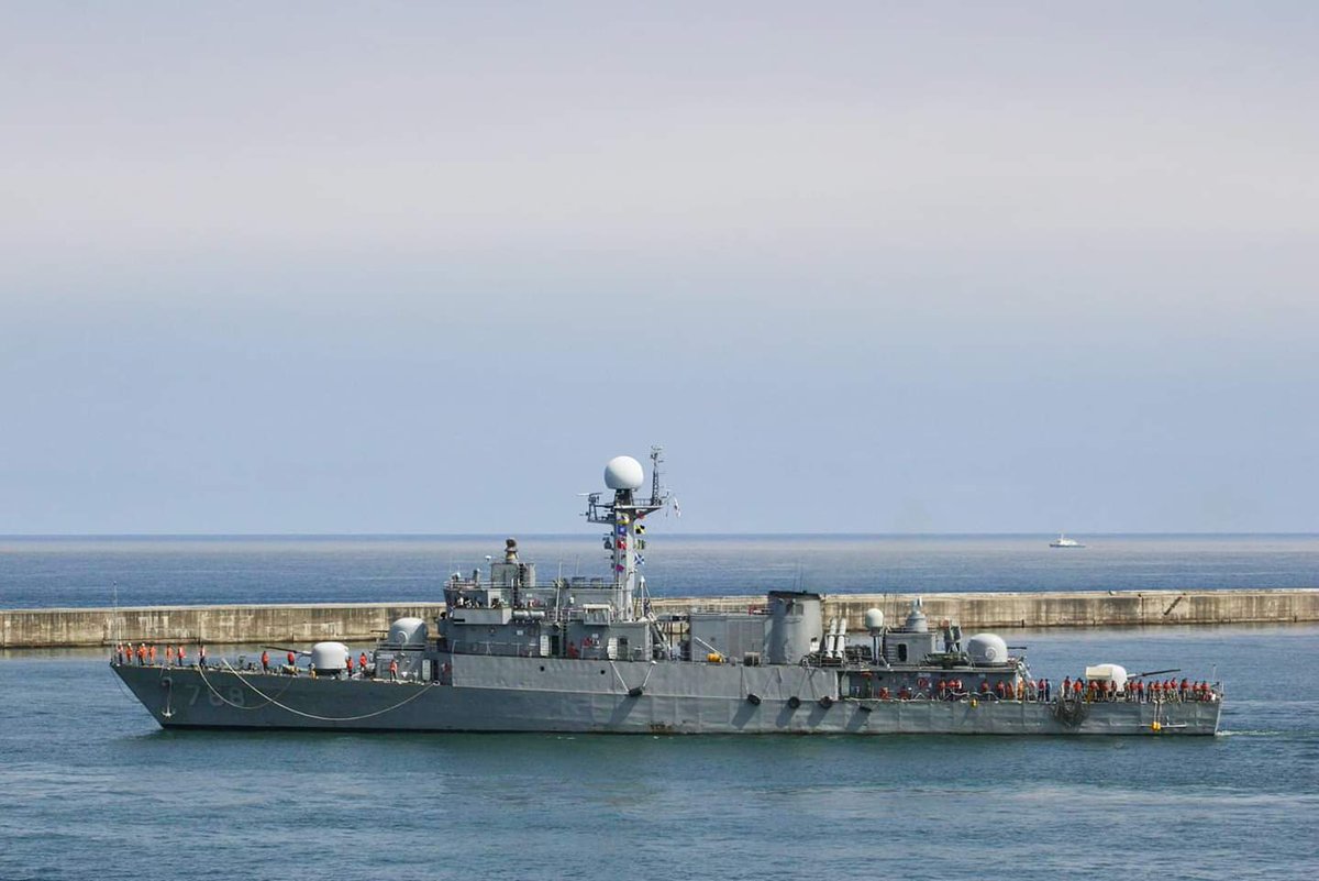 Pohang-class_corvette(C).jpg