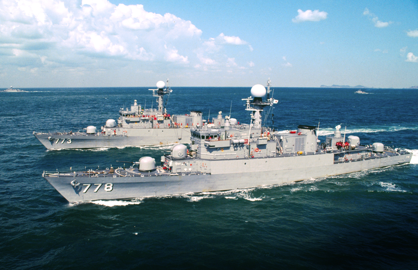 Pohang-class_corvette(A).jpg
