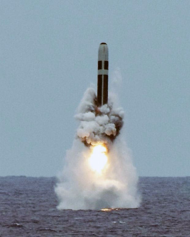 USS Maryland (SSBN-738) test fires a Trident II ICBM. Photo: U.S. Navy