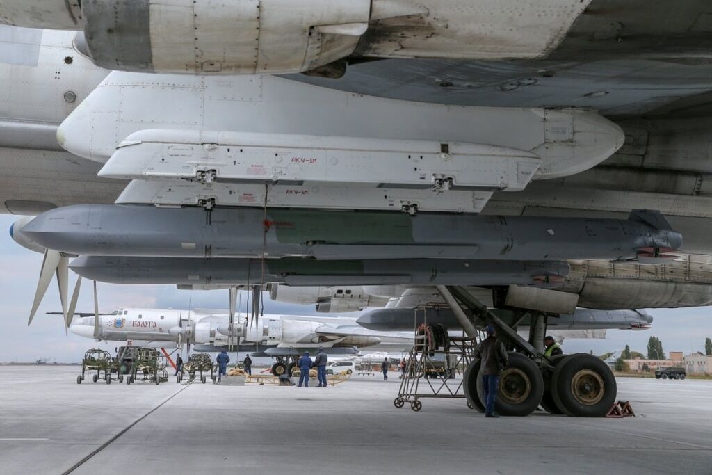 Kh-101 mounted on pylons. Photo: Russia MoD.