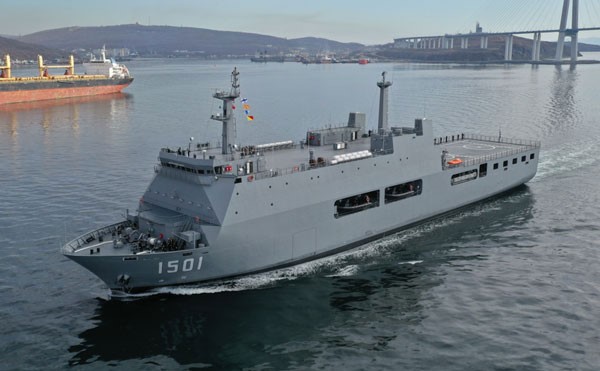 Makassar_Class_(B).jpg