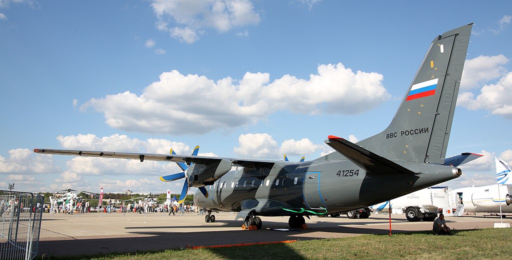 Antonov_An-140_(CC).jpg