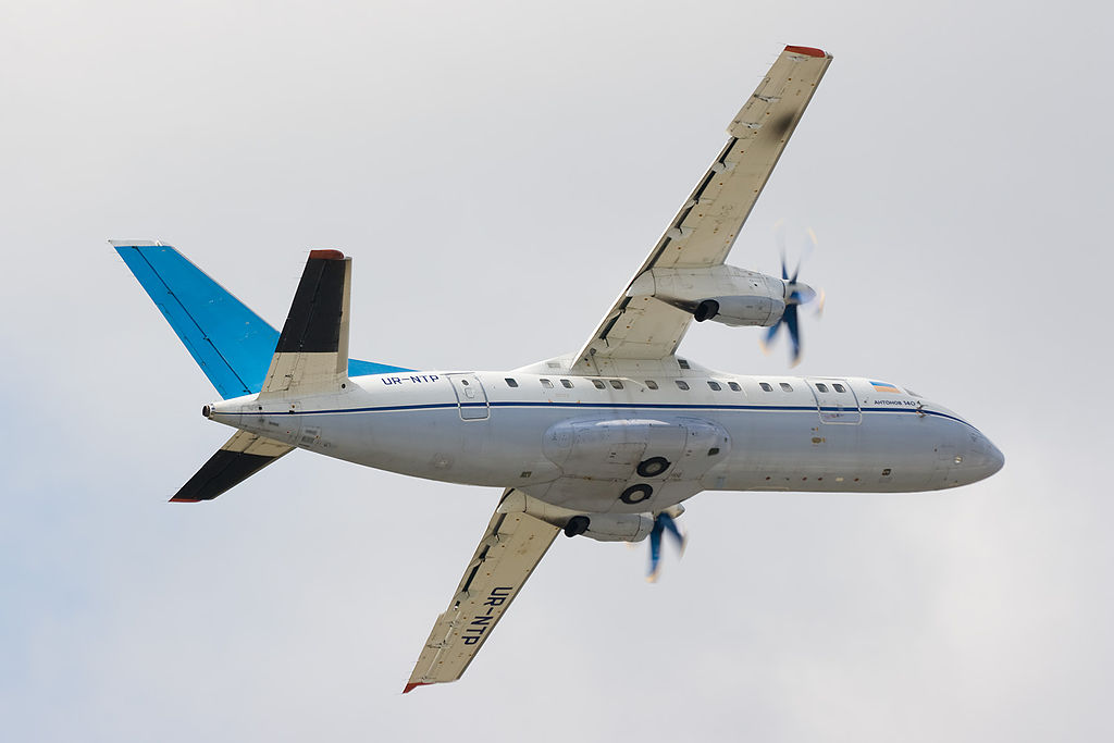 Antonov_An-140_(DD).jpg