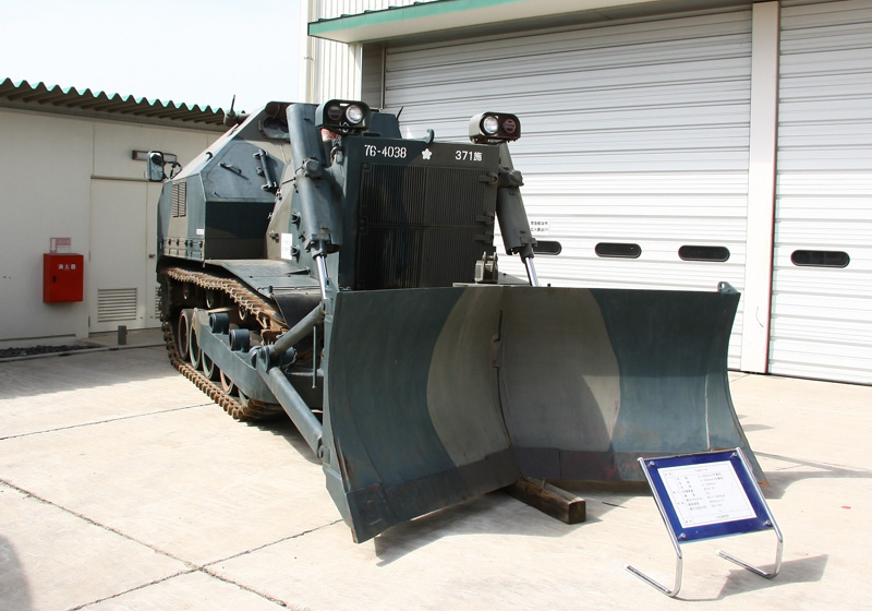 展示される75式ドーザ.jpg