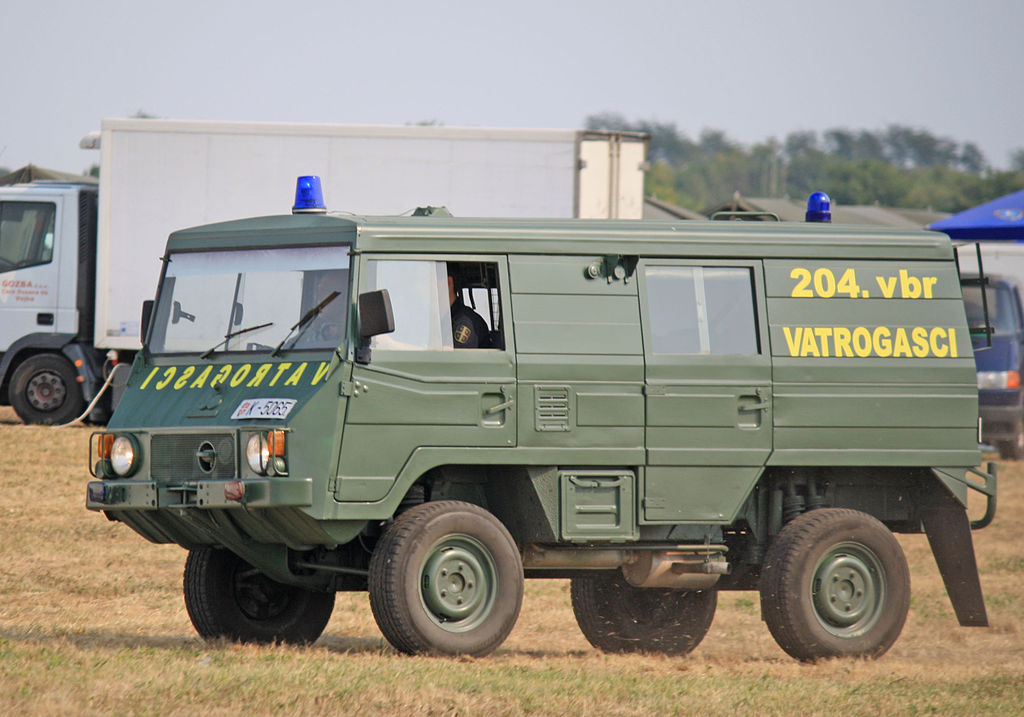 Pinzgauer_Amb_4x4_(A).jpg