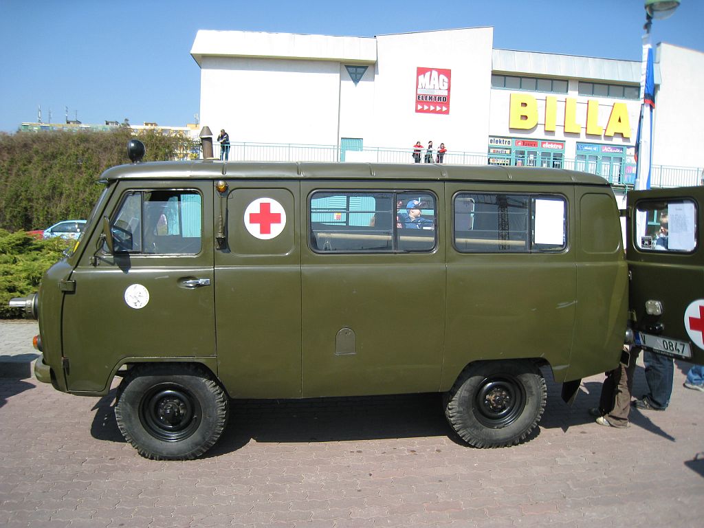 UAZ-452D_Ambulance(C).jpg
