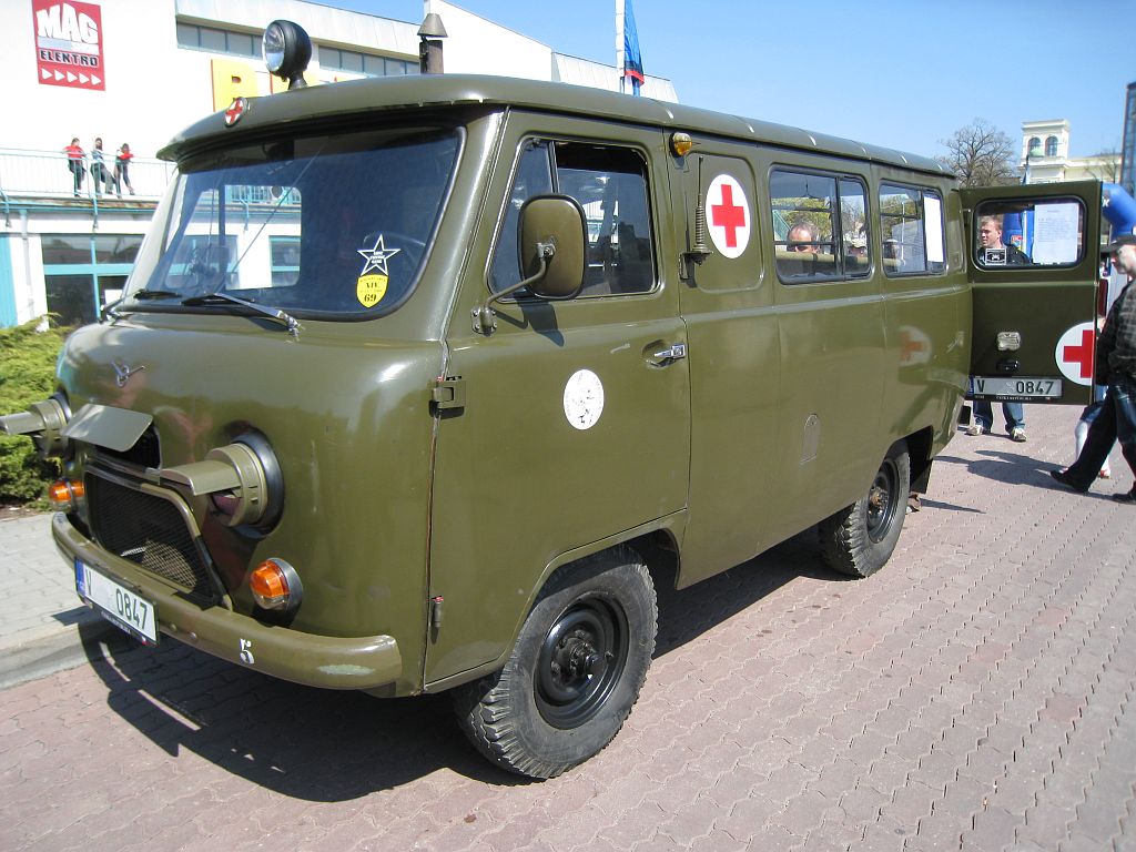 UAZ-452D_Ambulance(B).jpg