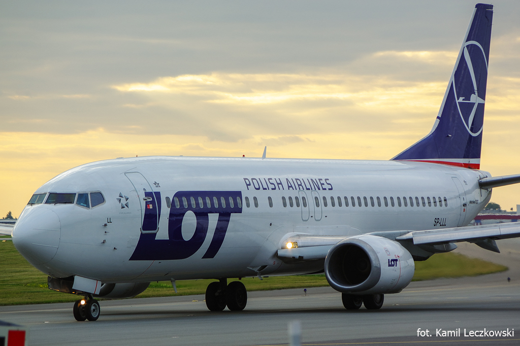 Boeing_737-400(D).jpg
